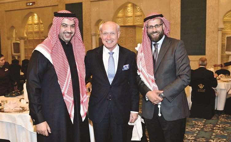 السفير الهولندي يتوسط الشيخ مبارك العبدالله الصباح وماجد القاسم﻿