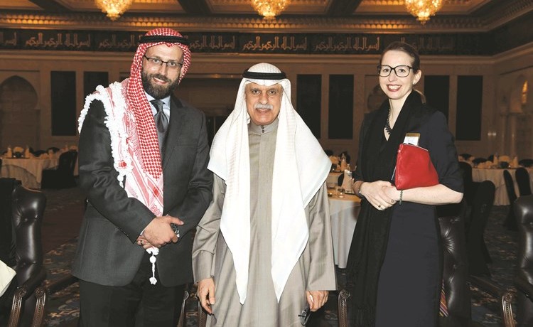 براك العتيقي يتوسط بريتا وماجد القاسم ﻿