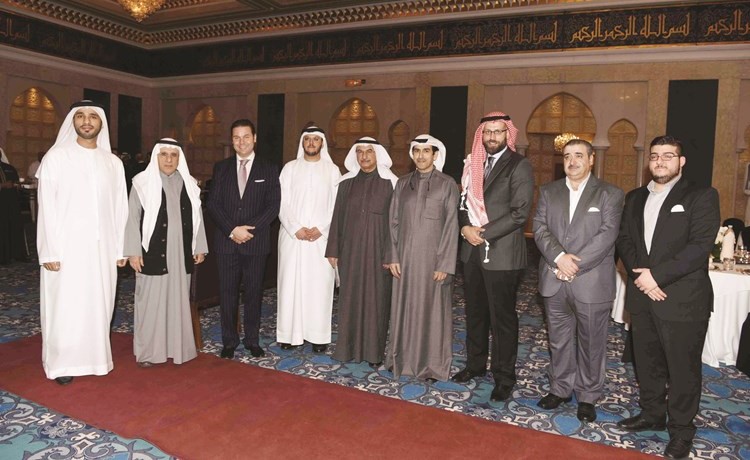 د. رشيد الحمد ومساعد الهاجري وعباس علي يتوسطون عددا من الحضور﻿