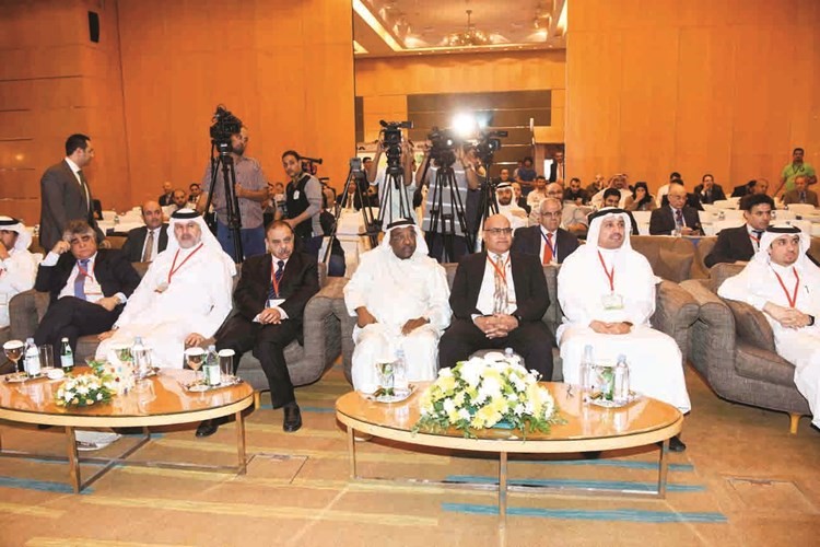 د.محمد الخشتي والمشاركون خلال مؤتمر المسالك البولية﻿