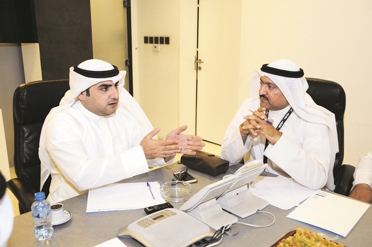 د.عبدالكريم الكندري مع سكرتير تحرير الشؤون البرلمانية الزميل حسين الرمضان	(هاني الشمري)﻿