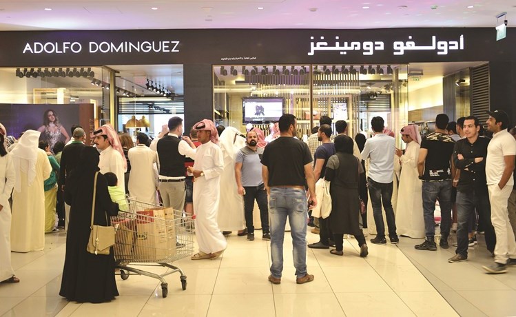 جانب من إطلاق تشكيلة أدولفو دومينغيز للخريف والصيف	 (محمد هاشم)﻿