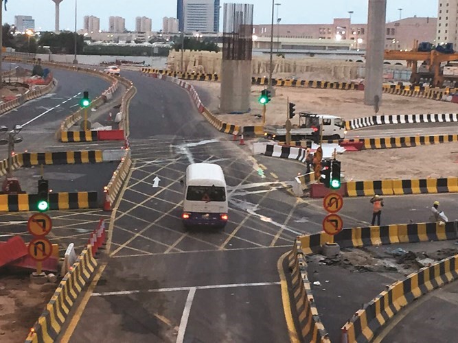 افتتاح إشارة ضوئية وتحويلة في شارع جمال عبدالناصر﻿