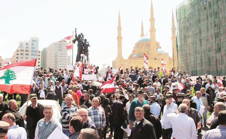 متقاعدو الجيش وقوى الامن والامن العام وامن الدولة والجمارك خلال تجمعهم في ساحة الشهداء مطالبين بانصافهم في سلسلة الرتب والرواتب			(محمود الطويل)﻿