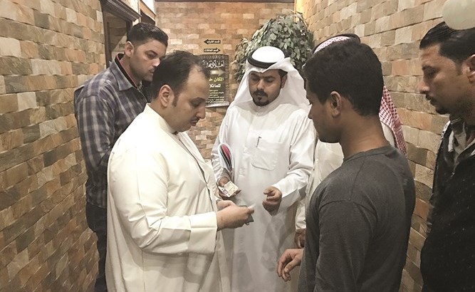 التدقيق على هويات العاملين بأحد المقاهي﻿