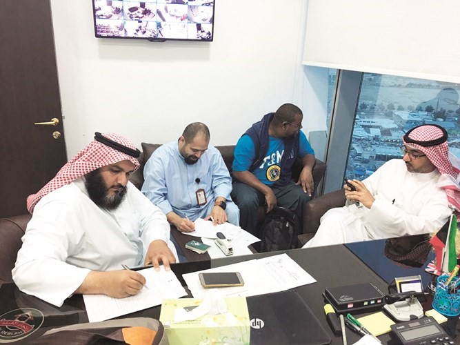 أعضاء اللجنة خلال تحرير إحدى المخالفات﻿