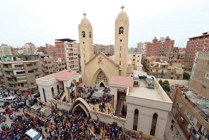 تجمهر كبير من أهالي طنطا عقب وقوع التفجير الارهابي بكنيسة مارجرجس(رويترز)﻿