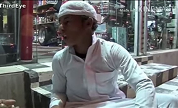 بالفيديو...سعودي يكشف حيلة متسول