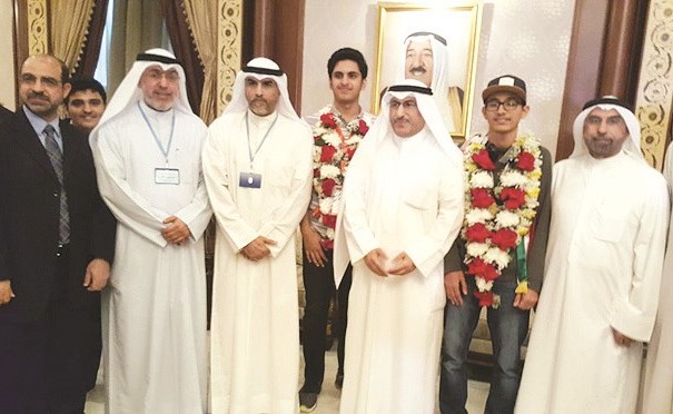 د.محمد الفارس ود.عبدالله الكندري يتوسطان طلاب النجاة الفائزين﻿