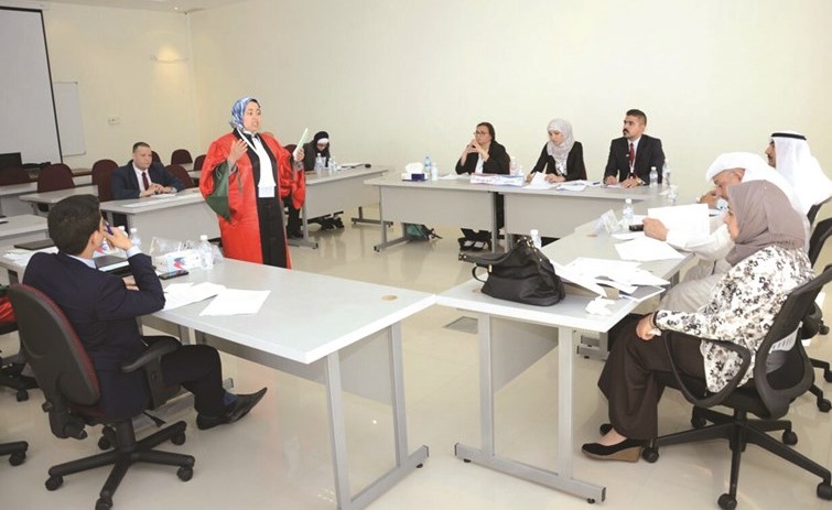 الطالبة سناء حرار خلال مشاركتها في المسابقة﻿