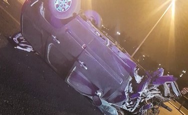 إحدى المركبات التي تحطمت في الاصطدام (صورة من العلاقات العامة فيلإطفاء)﻿