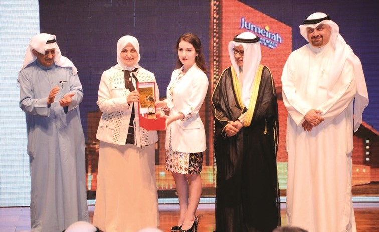 الوزيرة هند الصبيح تسلم هالة العوضي الجائزتين﻿