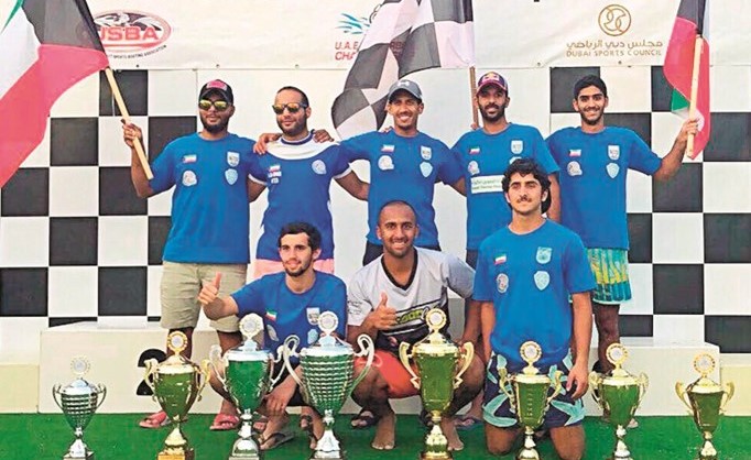 أبطال المنتخب الوطني وأمامهم الكؤوس ﻿