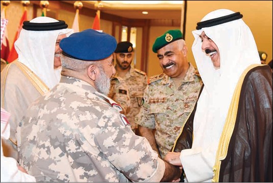 الشيخ محمد الخالد في حديث مع د. عبداللطيف الزياني والفريق الركن محمد الخضر والفريق الركن غانم الغانم في ختام تمرين «حسم العقبان ٢٠١٧»	 	 (ريليش كومار)