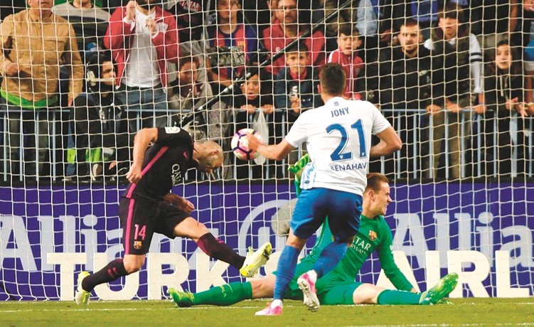 لاعب ملقة جوناثان رودريغيز يسجل الهدف الثاني في شباك برشلونة(رويترز)﻿