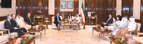 سمو رئيس الوزراء الشيخ جابر المبارك د.جمال الحربي وفيصل المطوع والبروفيسور ألكساندر إيغرمونت وتشالز غوبرات ﻿