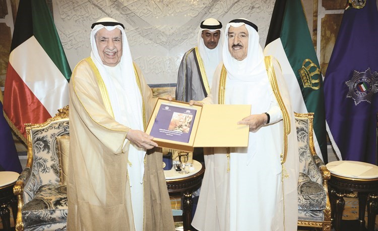 صاحب السمو الامير يتسلم الكتاب من علي الغانم ﻿