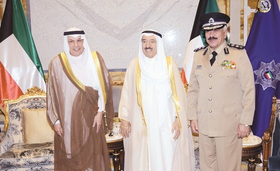 صاحب السمو الأمير مستقبلا الشيخ خالد الجراح والفريق محمود الدوسري ﻿