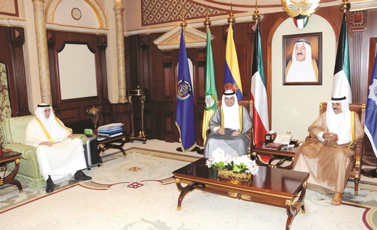 سمو ولي العهد الشيخ نواف الأحمد مستقبلا أنس الصالح وبدر السعد ﻿