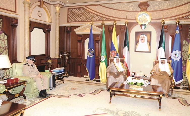 سمو ولي العهد الشيخ نواف الأحمد مستقبلا الشيخ خالد الجراح والفريق محمود الدوسري ﻿