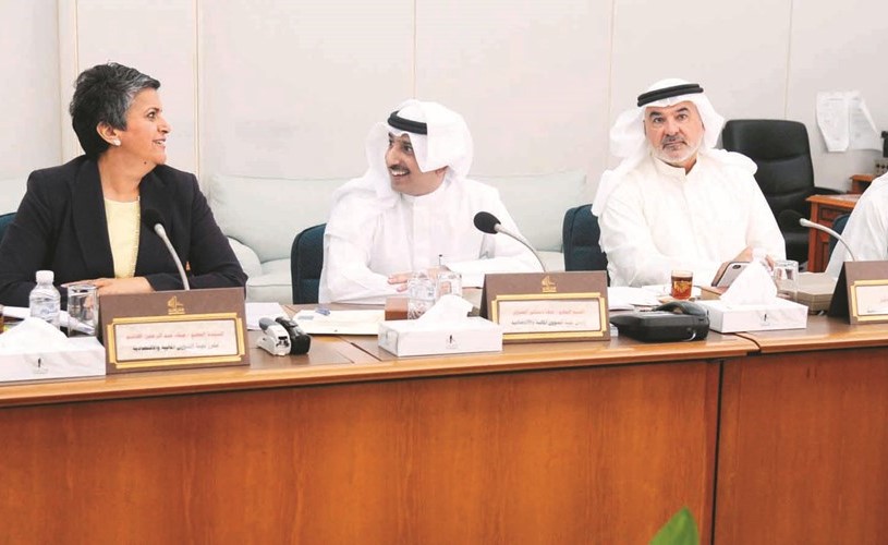 مرزوق الخليفة وصالح عاشور وعبدالوهاب البابطين وصفاء الهاشم خلال اجتماع اللجنة المالية أمس﻿