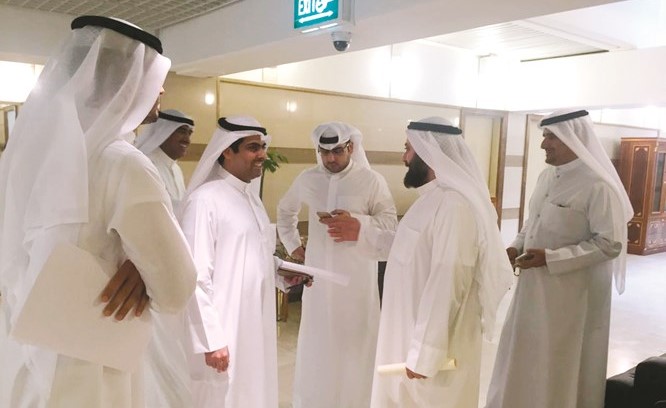 د. وليد الطبطبائي ود. عبدالكريم الكندري ورياض العدساني في أروقة مجلس الأمة أمس(صورة خاصة بـ الأنباء)﻿