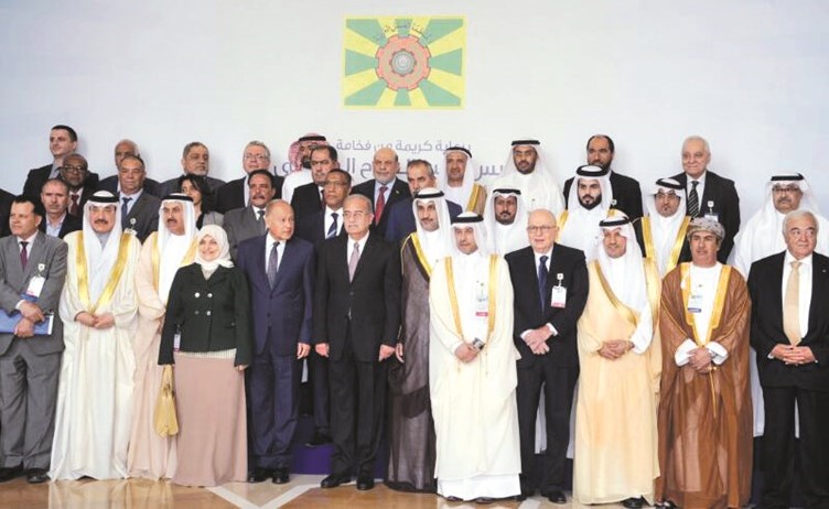 هند الصبيح مع الوزراء المشاركين في مؤتمر العمل العربي(ناصر عبدالسيد)﻿