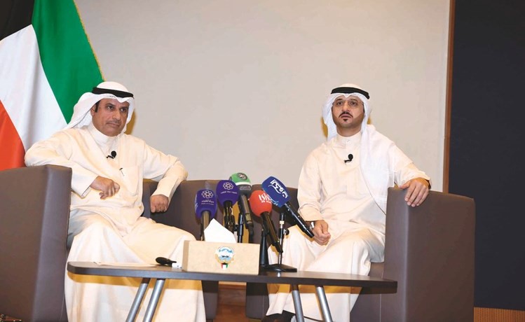 الوزير د. فالح العزب خلال اللقاء الذي أداره د. بركات الوقيان 	(قاسم باشا)﻿