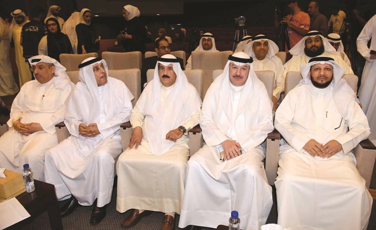 م. عبداللطيف السريع وبدر الشيتان وفيصل الغريب وعدد من الحضور خلال اللقاء﻿
