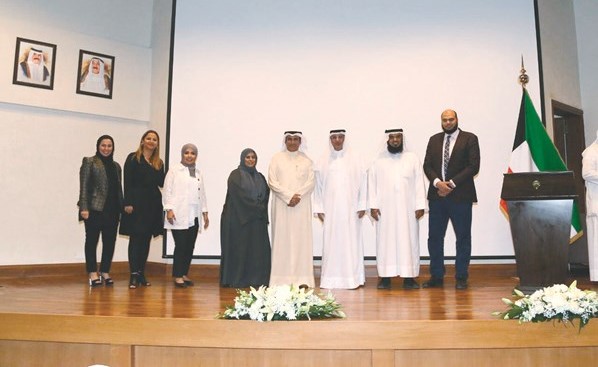د. فالح العزب مع فريق عمل وزارة الدولة لشؤون مجلس الأمة﻿