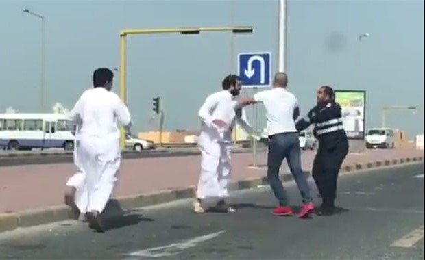 بالفيديو.. «الداخلية» تضبط مواطناً اعتدى  على شرطي في العقيلة: لن نسمح بالتعدي على هيبة وسلطة رجال الأمن