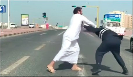 المواطن متهجما على رجل الأمن