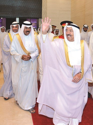 سمو الأمير يرحب بالمستقبلين خلال دخوله المبنى الجديد﻿