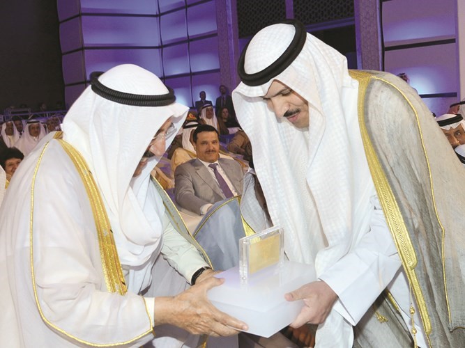 صاحب السمو الأمير الشيخ صباح الأحمد متسلما هدية تذكارية من د.الهاشل﻿