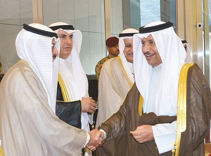 سمو الشيخ جابر المبارك مصافحا خليفة حمادة﻿