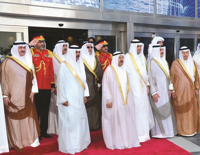 صاحب السمو الأمير الشيخ صباح الأحمد وسمو ولي العهد الشيخ نواف الأحمد وأنس الصالح ود.محمد الهاشل والشيخ خالد العبدالله والسفير أحمد فهد الفهد والشيخ علي الجراح والشيخ مبارك الفيصل﻿
