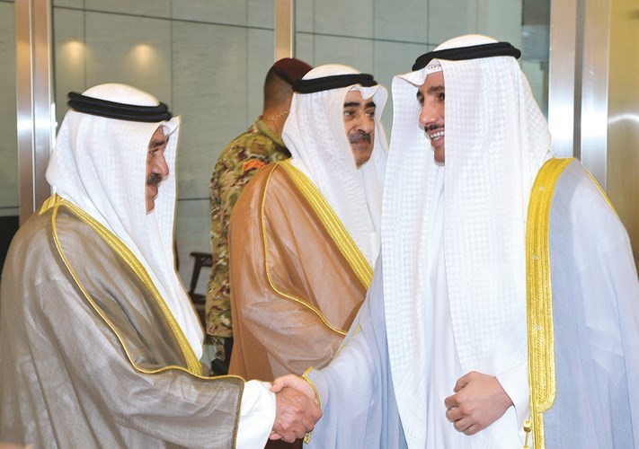 مرزوق الغانم مصافحا مصطفى الشمالي﻿