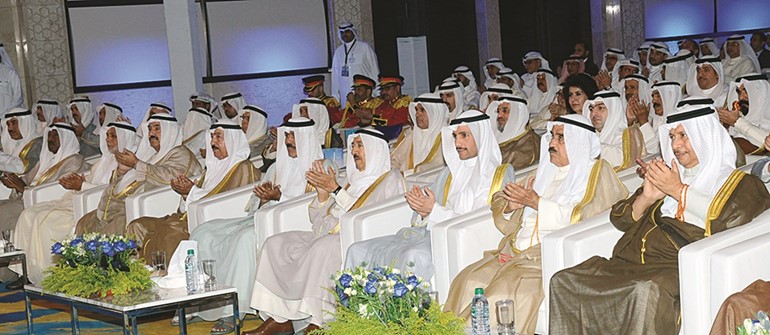 صاحب السمو الأمير الشيخ صباح الأحمد وسمو ولي العهد الشيخ نواف الأحمد ورئيس مجلس الأمة مرزوق الغانم والشيخ جابر العبدالله والشيخ فيصل السعود وسمو الشيخ ناصر المحمد وسمو الشيخ جابر المبارك والشيخ صباح الخالد والشيخ علي العبدالله والمستشار يوسف المطاوعة﻿