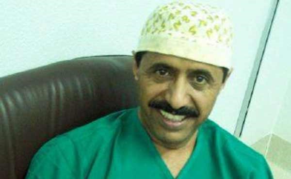 قصة كفاح طبيب سعودي.. بدأ حياته حطاباً بالأسواق فأصبح من أكبر جراحي الوجه والفكين بالعالم