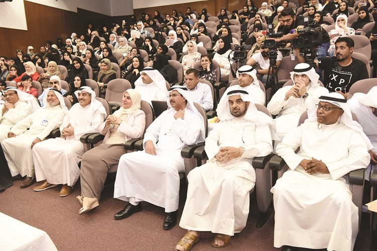 جانب من الحضور خلال الندوة﻿