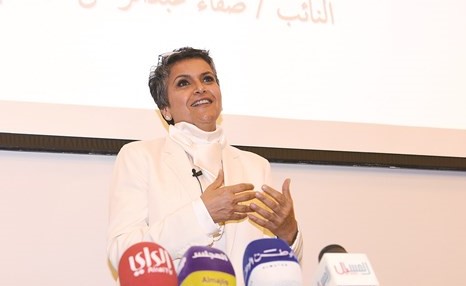 صفاء الهاشم متحدثة خلال الندوة		 (قاسم باشا)﻿
