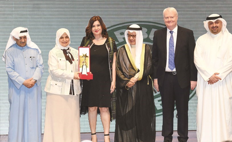 ماثيو هولجيت ومنى الدباح يتسلمان الجائزة من الوزيرة هند الصبيح﻿