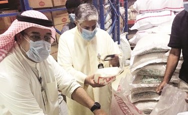 جانب من الحملة بأحد المطاعم﻿