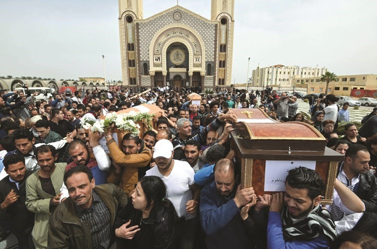حشود كبيرة خلال تشييع جثامين شهداء كنيسة مارمرقس من دير مارمينا ببرج العرب	(أ.ف.پ)﻿