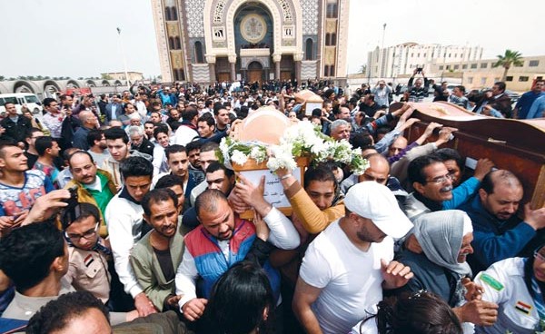 آلاف المسيحيين والمسلمين خلال تشييع جثامين شهداء كنيسة مارمرقس التي خرجت من دير مارمينا ببرج العرب 	(أ.ف.پ)