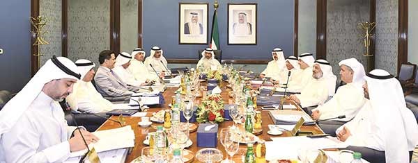سمو رئيس مجلس الوزراء الشيخ جابر المبارك مترئسا اجتماع مجلس الوزراء﻿