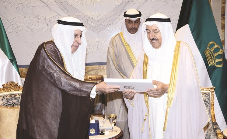 صاحب السمو الأمير الشيخ صباح الأحمد يتسلم رسالة خادم الحرمين من السفير د.عبدالعزيز الفايز ﻿