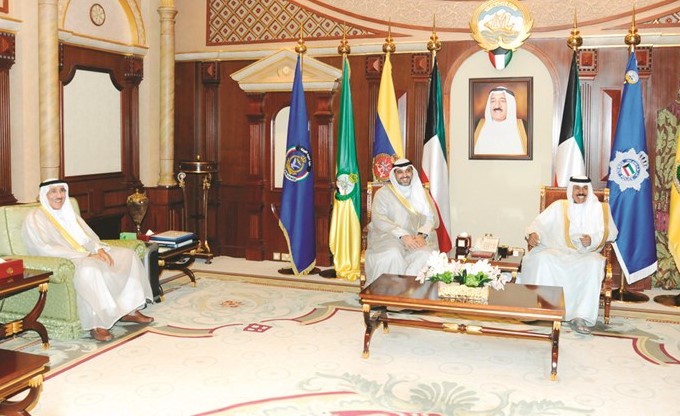 سمو ولي العهد الشيخ نواف الأحمد مستقبلا الشيخ محمدالعبد الله وأحمد الجسار ﻿