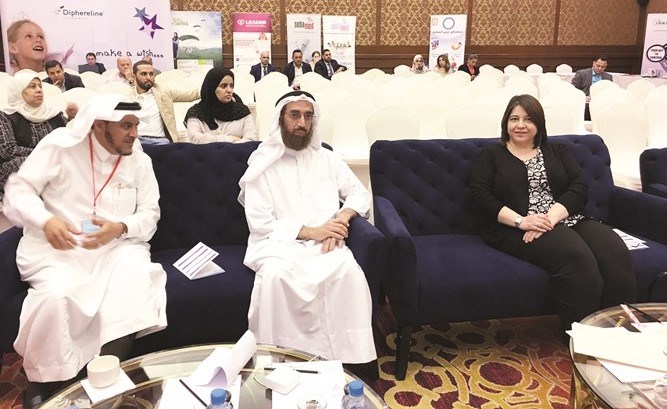 د.ياسمين خريبط ود.زيدان المزيدي وأحد الأطباء الزائرين﻿