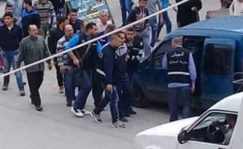 بالصور..جريّمة تهز لبنان… قتل شقيقه وأصاب والده ووقف يدخن سيجارته!